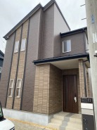 お洒落な外観、玄関入口も重厚感があります