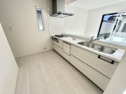 清潔感溢れるキッチン　大きなシンクで料理の腕もますます上がりそう