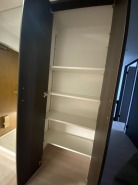 造作された収納棚は整理整頓に一役かってくれますね。