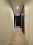 玄関から広がる廊下に暮らしの豊かさが感じられます。