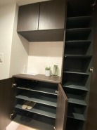 整然と並ぶ棚に家族全員の靴も片付く収納力たっぷりのシューズクローク。