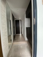 外出時に身支度を整えるのに便利な姿見。鏡に映る効果で空間の広がりを感じます。