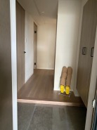 木の温もりを感じる落ち着いた色合いの空間は、日々の暮らしに安らぎをもたらしてくれます。一直線に伸びる廊下は、広がりを感じさせ、住まいの心地よいリズムを刻みます
