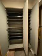 整然とならんだ沢山の棚で収納力たっぷりのシューズクローク　