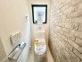4号棟 1階トイレは壁面が石壁模様のクロス　お洒落な個室になりました