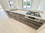 三口コンロに収納も備えた機能的なキッチン